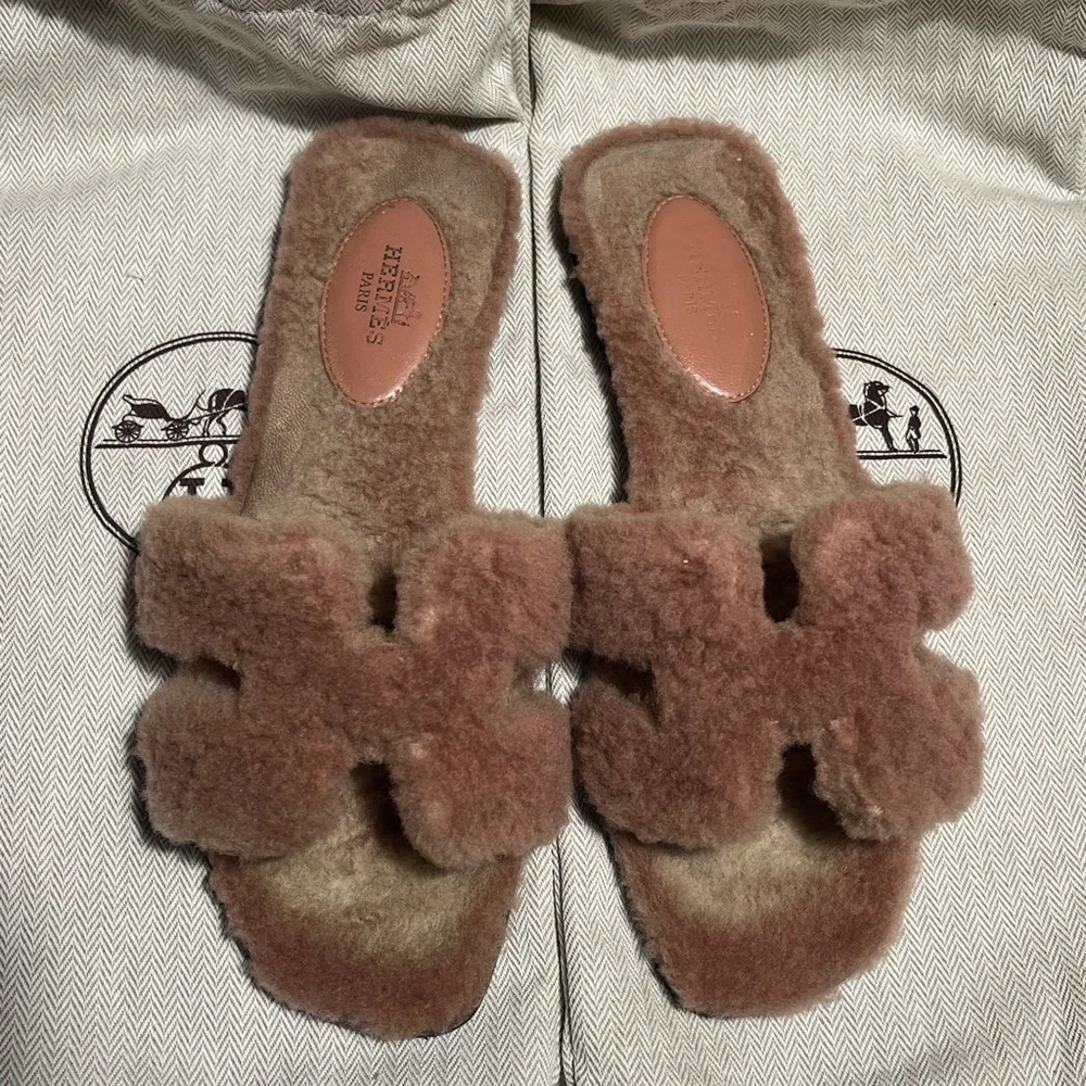 Taking offers! Hermès Shearling Slippers in Pink and Tan - Picture 2 of 9